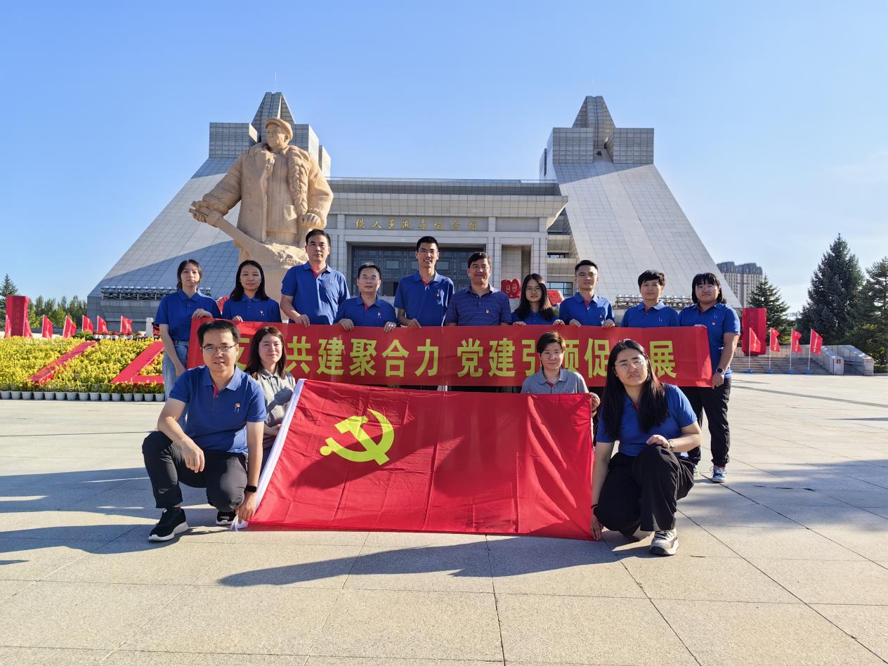 動(dòng)物用生物制品國家工程研究中心、哈獸研禽免疫抑制病創(chuàng)新團(tuán)隊(duì)、福建圣農(nóng)集團(tuán)圣澤生物及福建圣農(nóng)集團(tuán)技術(shù)中心黨支部共建活動(dòng)